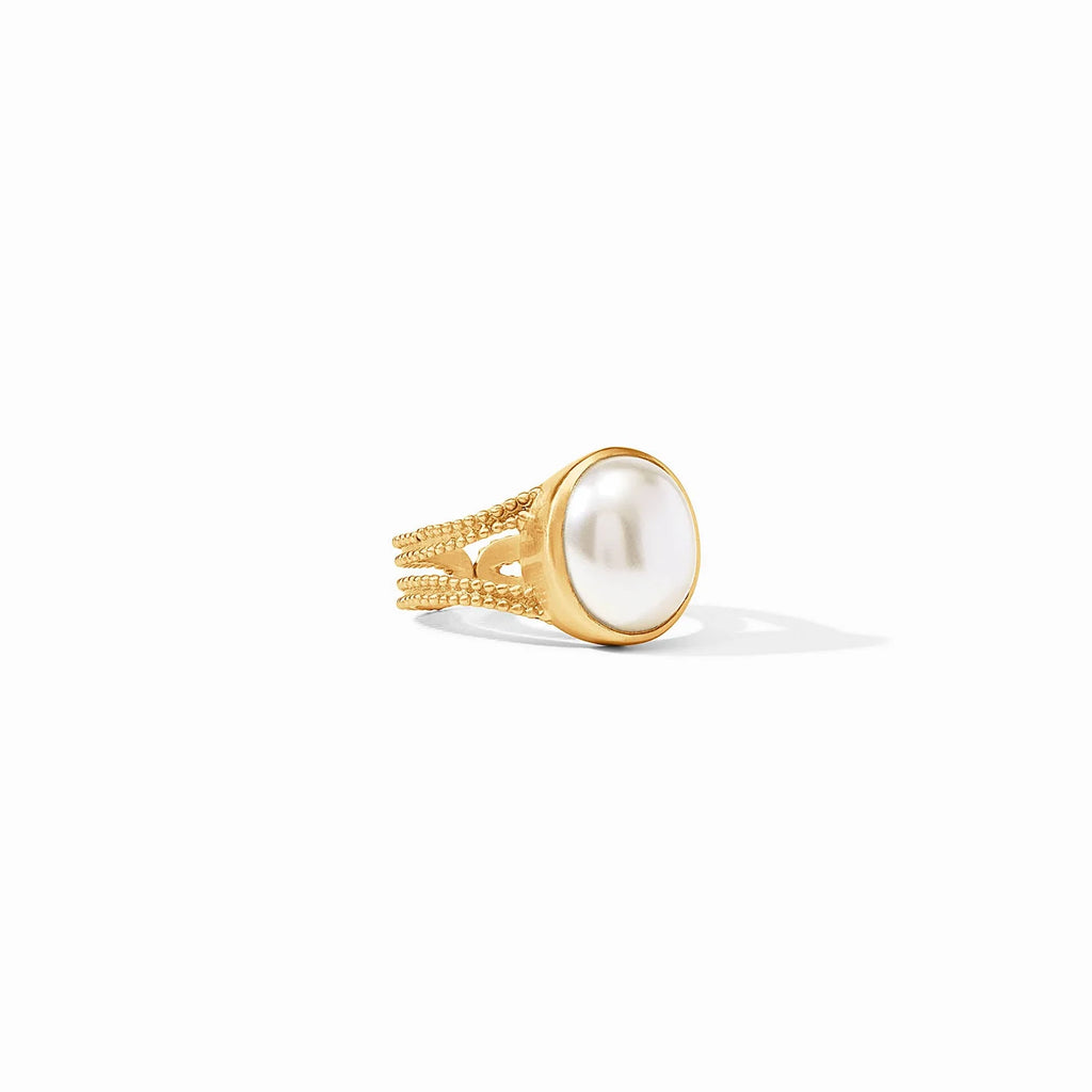 Cabochon Ring in Pearl